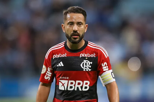 Everton Ribeiro, ex-capitão do Flamengo durante duelo contra o Gremio na Arena do Gremio pelo Brasileirão 2023. Foto: Pedro H. Tesch/Getty Images