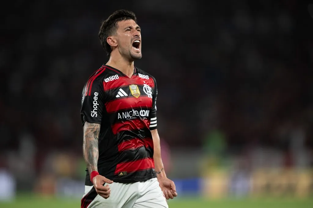 Arrascaeta, jogador do Flamengo comemora seu gol durante partida contra o Vitoria no estadio Maracana pelo campeonato Brasileiro A 2025. Foto: Jorge Rodrigues/AGIF