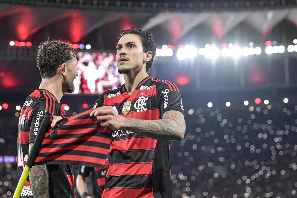 RJ – RIO DE JANEIRO – 25/08/2025 – BRASILEIRO A 2025, FLAMENGO X VITORIA – Pedro jogador do Flamengo comemora seu gol durante partida contra o Vitoria no estadio Maracana pelo campeonato Brasileiro A 2025. Foto: Thiago Ribeiro/AGIF