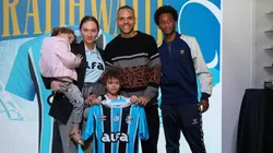 Martin Braithwaite junta com sua família.