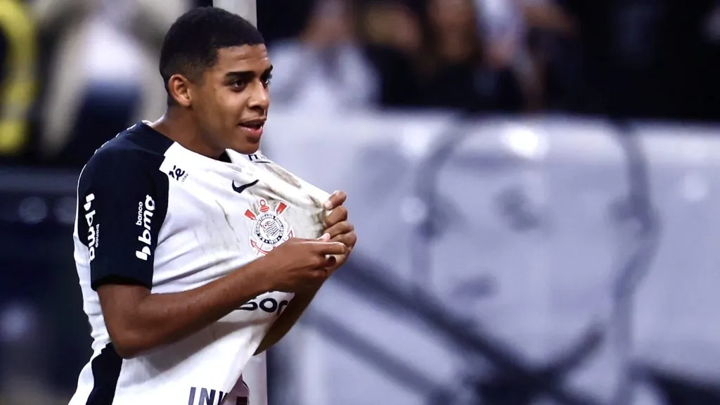 Gui Negão comemora o segundo gol do Timão sobre o Athletico-PR – Foto: Marcello Zambrana/AGIF