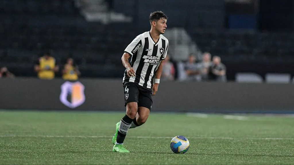 Mateo Ponte revelou estratégia do Botafogo no clássico – Foto: Thiago Ribeiro/AGIF