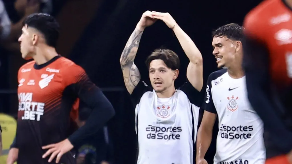Rodrigo Garro comemora seu gol durante partida contra o Athletico-PR. Foto: Marcello Zambrana/AGIF