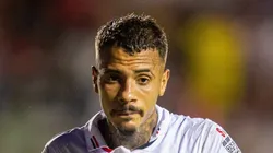 Diego Costa em partida disputada no Barradão