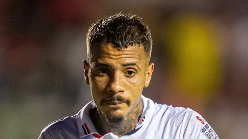 Diego Costa em partida disputada no Barradão