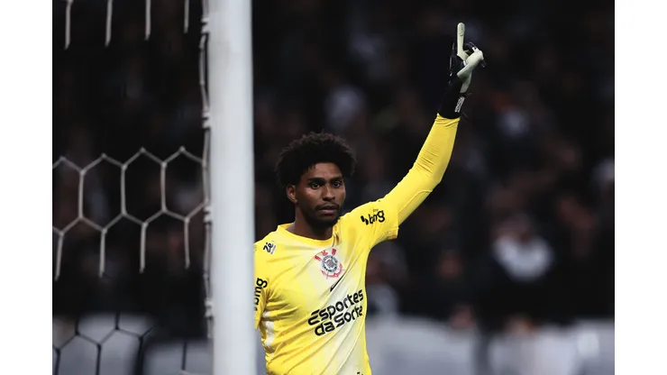 Hugo Souza defende oitavo pênalti pelo Corinthians e consegue superar Dida no ranking. Foto: Ettore Chiereguini/AGIF