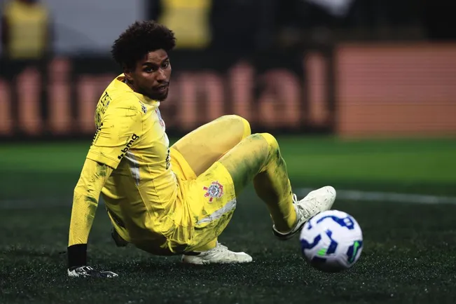 Hugo Souza goleiro do Corinthians defende penalti durante partida contra o Athletico-PR no estadio Arena Corinthians pelo campeonato Copa Do Brasil 2025. Foto: Ettore Chiereguini/AGIF