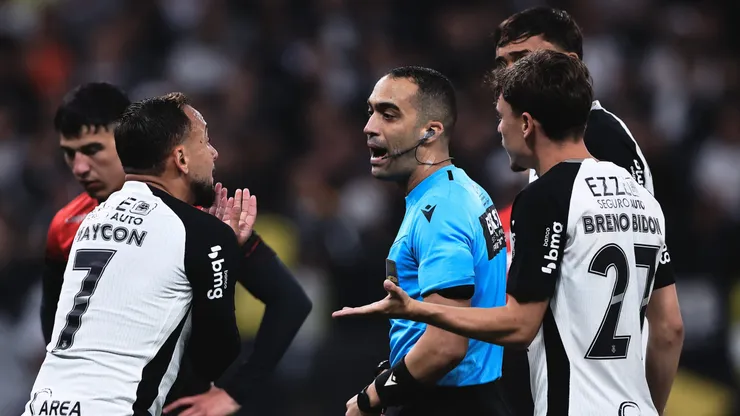Davi de Oliveira Lacerda foi criticado por erros em Corinthians x Athletico-PR.