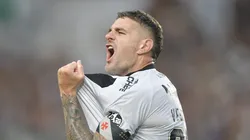 Vegetti comemorando gol na Série A diante do Corinthians