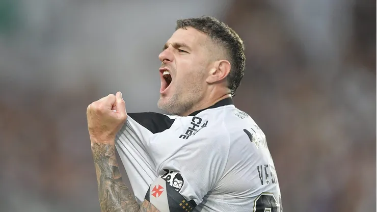 Vegetti comemorando gol na Série A diante do Corinthians