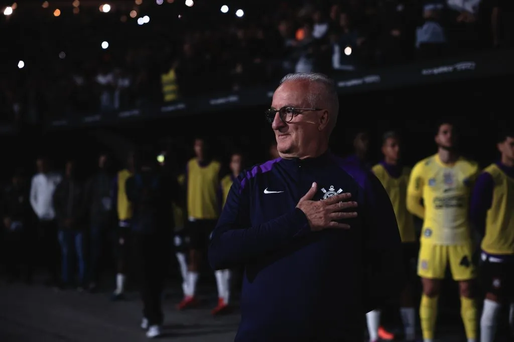 Dorival Junior tecnico do Corinthians durante partida contra o Palmeiras no estadio Arena Corinthians pelo campeonato Brasileiro A 2025. Foto: Ettore Chiereguini/AGIF