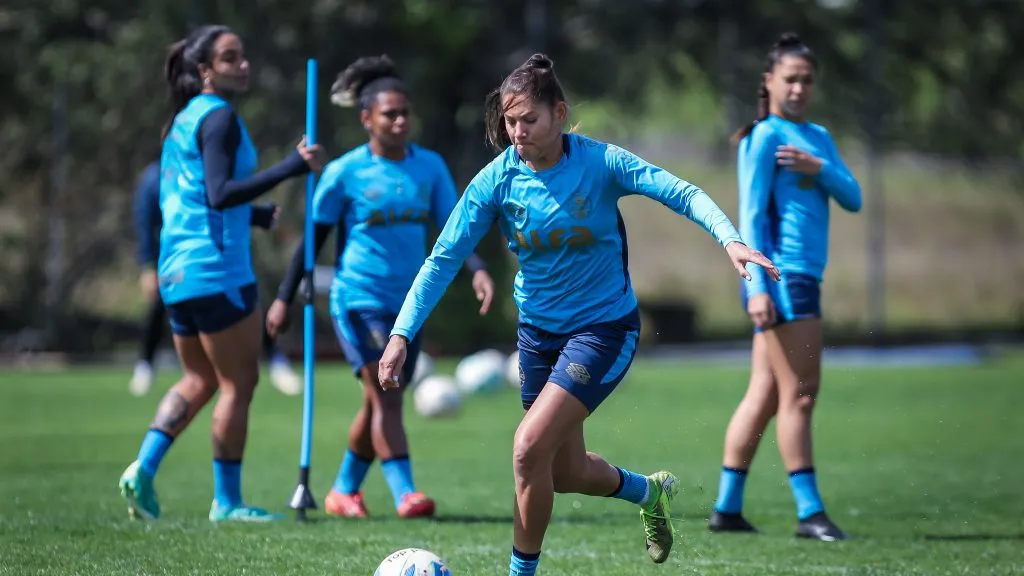 Elenco feminino do Grêmio em treinamento