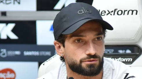 Lautaro Díaz durante apresentação na Vila Belmiro.