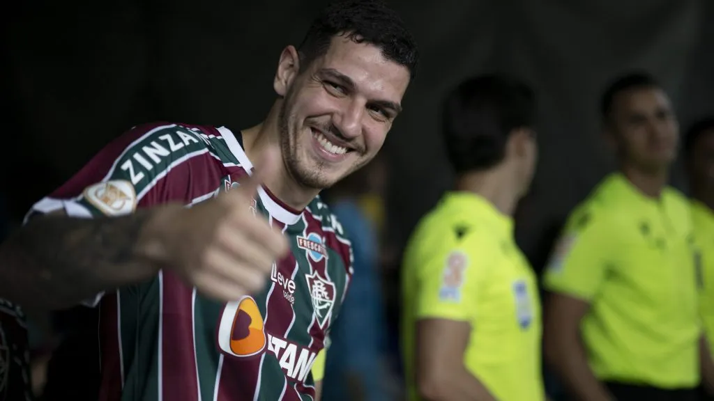 Nino jogador do Fluminense antes da partida contra o Cruzeiro no estadio Maracana pelo campeonato Brasileiro A 2023. Foto: Jorge Rodrigues/AGIF
