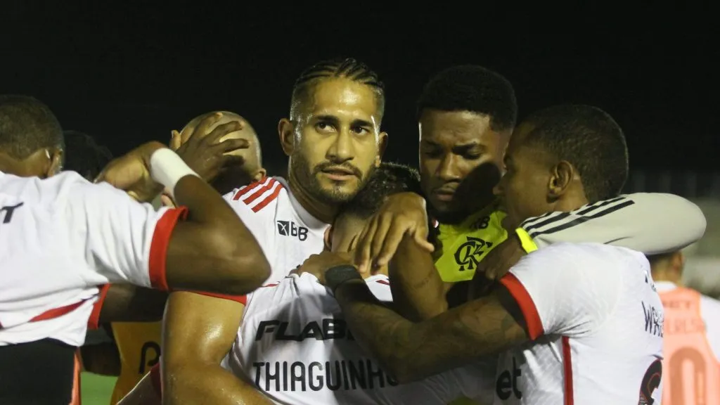 O arbitro [tarcisio pinheiro  caetano 
] durante partida entre Madureira e Flamengo no estadio Amigao pelo campeonato Carioca 2025. Foto: Paulo Sergio Souza Xavier/AGIF