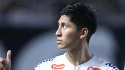 Miguelito durante jogo do Peixe na Vila Belmiro.