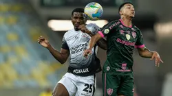 Jogador do Fluminense disputa lance com Caca jogador do Corinthians durante partida no estadio Maracana pelo campeonato Brasileiro A 2024. Foto: Thiago Ribeiro/AGIF