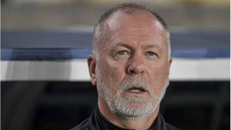 Mano Menezes durante jogo no Maracanã contra o Fluminense.