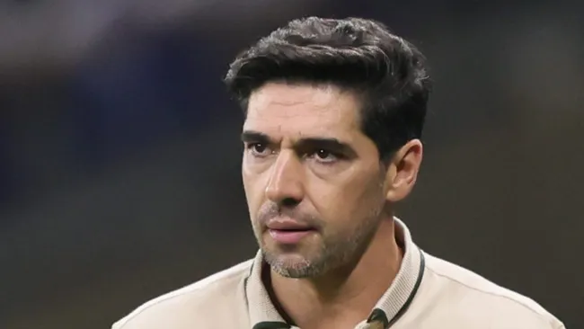 Foto: Gilson Lobo/AGIF – Abel Ferreira estuda escalação de três zagueiros contra o River.