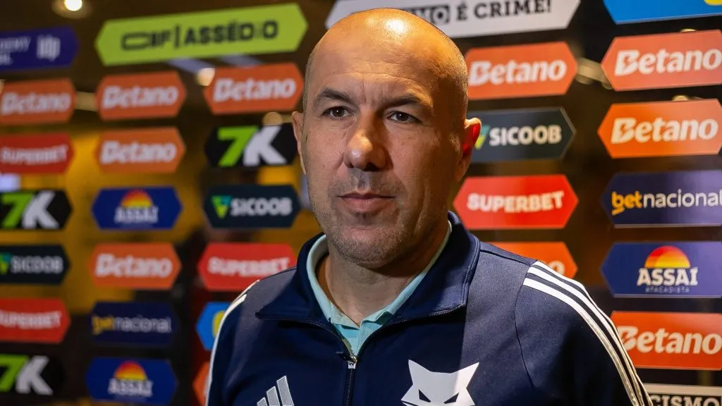 Leonardo Jardim tecnico do Cruzeiro durante partida contra o Atletico-MG no estadio Mineirao pelo campeonato Brasileiro A 2025. Foto: Fernando Moreno/AGIF