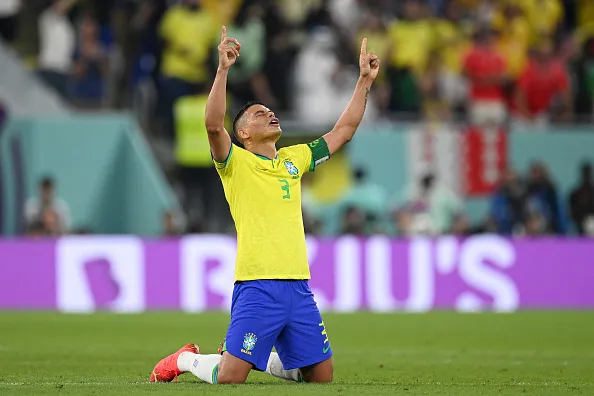 Thiago Silva, do Brasil, comemora o primeiro gol de sua equipe marcado por Casemiro contra Suíça durante a partida do Grupo G da Copa 2022,em Doha, Catar. Foto de Matthias Hangst/ Getty Images