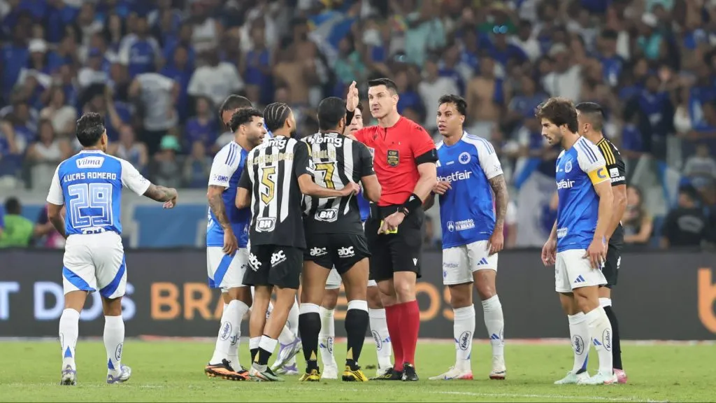 O arbitro Rafael Rodrigo Klein durante partida entre Cruzeiro e Atletico-MG no estadio Mineirao pelo campeonato Copa Do Brasil 2025. Foto: Gilson Lobo/AGIF