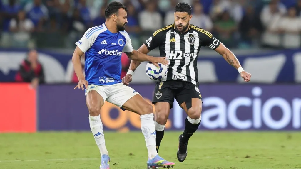 Fabricio Bruno, jogador do Cruzeiro, disputa lance com Hulk, jogador do Atletico Mineiro, durante partida no estadio Mineirao pelo campeonato Brasileiro A 2025. Foto: Gilson Lobo/AGIF