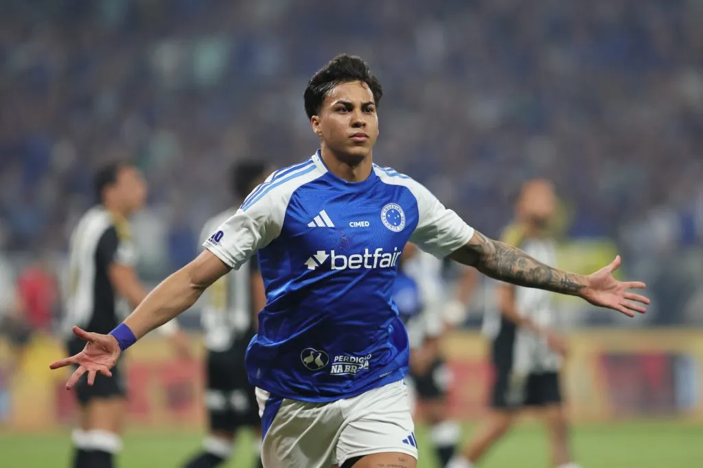 Kaio Jorge comemora um de seus gols no clássico. Foto: Gilson Lobo/AGIF