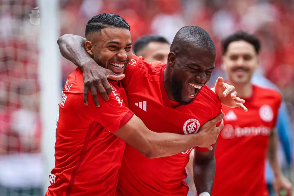 BA – PORTO ALEGRE – 22/10/2023 – BRASILEIRO A 2023, INTERNACIONAL X SANTOS – Wanderson jogador do Internacional comemora seu gol com Enner Valencia jogador da sua equipe durante partida contra o Santos no estadio Beira-Rio pelo campeonato Brasileiro A 2023. Foto: Maxi Franzoi/AGIF