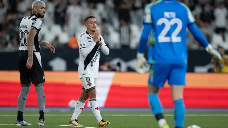 Coutinho, jogador do Vasco, lamenta durante partida contra o Botafogo no estadio Engenhao pelo campeonato Copa Do Brasil 2025. Foto: Jorge Rodrigues/AGIF