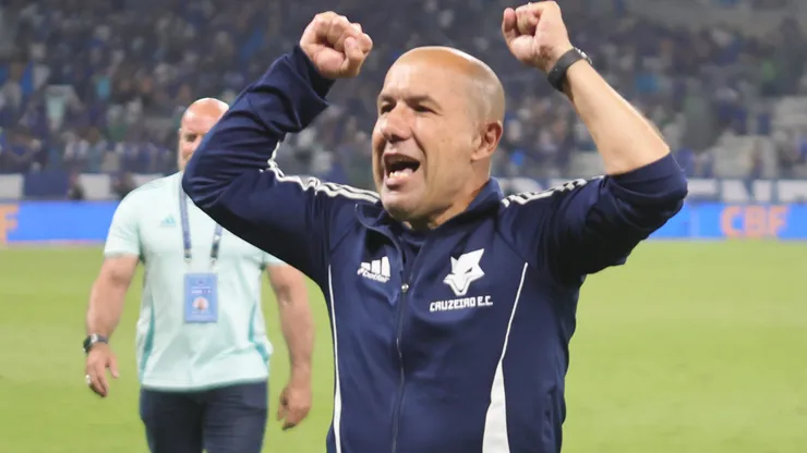 Leonardo Jardim comemorando a classificação. Foto: Gilson Lobo/AGIF