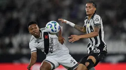 Newton, jogador do Botafogo, disputa lance com Matheus Franca, revelado pelo Flamengo, e jogador do Vasco durante partida no estadio Engenhao pelo campeonato Copa Do Brasil 2025. Foto: Thiago Ribeiro/AGIF