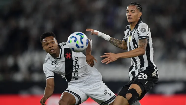 Newton, jogador do Botafogo, disputa lance com Matheus Franca, revelado pelo Flamengo, e jogador do Vasco durante partida no estadio Engenhao pelo campeonato Copa Do Brasil 2025. Foto: Thiago Ribeiro/AGIF