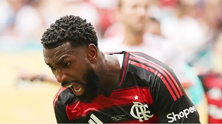 - Gerson comemorando gol no Mundial com a csamisa do Flamengo