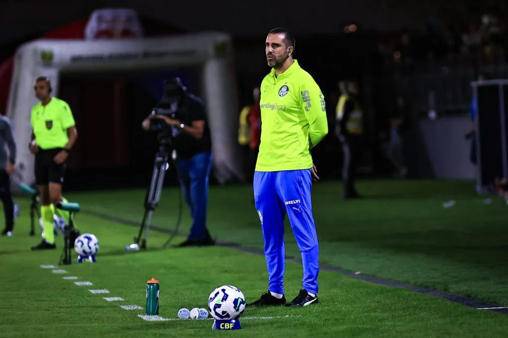 Joao Martins, auxiliar tecnico do Palmeiras durante partida contra o Bragantino no estadio Cicero De Souza Marques pelo campeonato Brasileiro A 2025.  Foto: Fabio Giannelli/AGIF