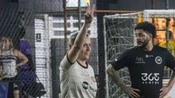 Cintia Fernandes, da WE, marcou dois golaços de puro faro de gol