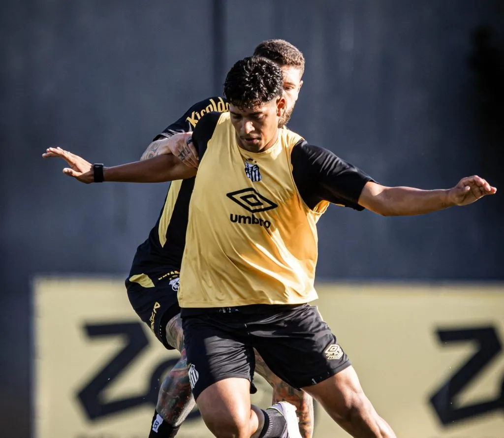 Kenay vem treinando np time profissional do Santos. Foto; Flickr Oficial Santos
