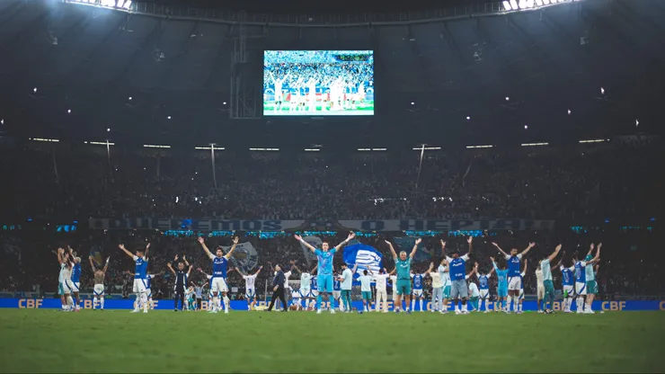 Jogadores celestes comemorando a classificação contra o Galo na Copa do Brasil
