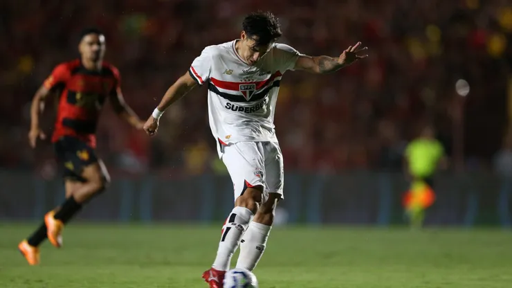 Dinenno jogador do Sao Paulo durante a partida entre Sport e Sao Paulo na Ilha do Retiro em Recife (PE), pelo Campeonato Brasileiro da Serie A 2025. Foto: Marlon Costa/AGIF