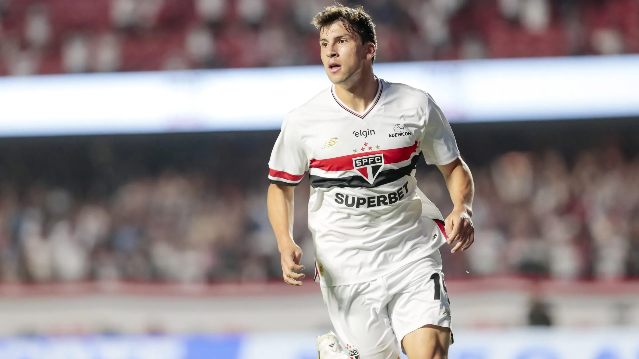 Tapia, jogador do Sao Paulo, comemora seu gol durante partida contra o Fluminense no estadio Morumbi pelo campeonato Brasileiro A 2025. Foto: Marco Miatelo/AGIF