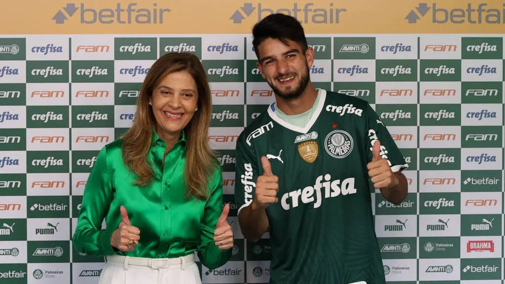 Flaco López sendo apresentado por Leila Pereira no Palmeiras em 2022. Foto: Cesar Greco/SEP