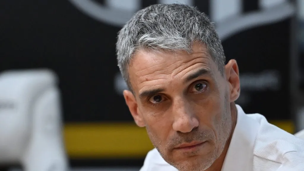 Foto: Jota Erre/AGIF –  Vojvoda promove estreia de Victor Hugo no meio-campo contra o Atlético.