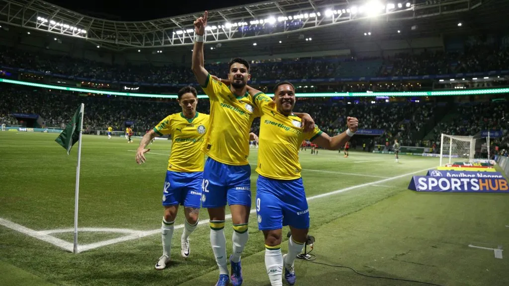 Flaco Lopez jogador do Palmeiras comemora seu gol junto com Vitor Roque durante a partida contra o Sport no Allianz Parque pelo campeonato Brasileiro A 2025. Foto: Marlon Costa/AGIF