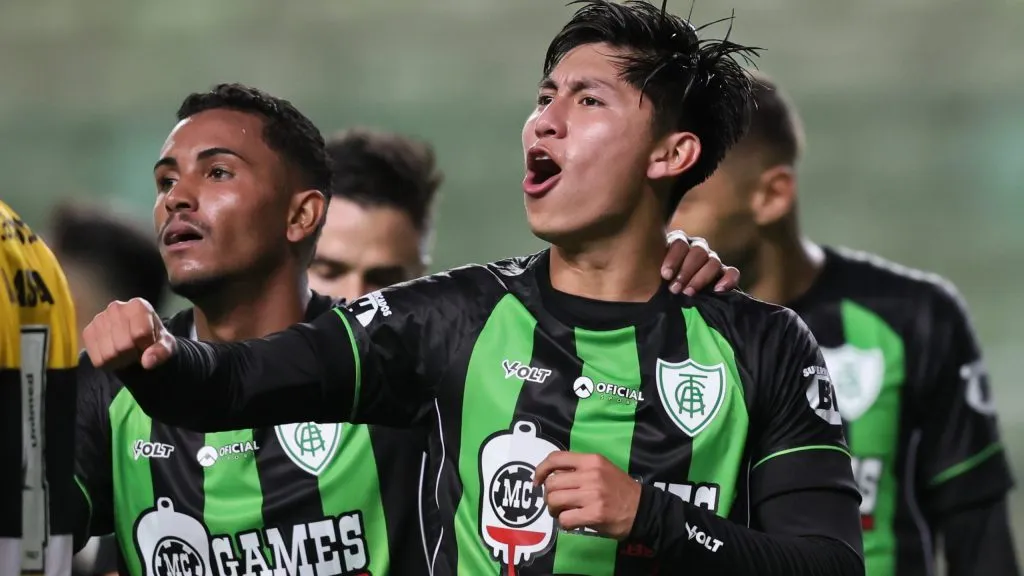 Miguelito jogador do America-MG comemora seu gol durante partida contra o Criciuma no estadio Independencia pelo campeonato Brasileiro B 2025. Foto: Gilson Lobo/AGIF