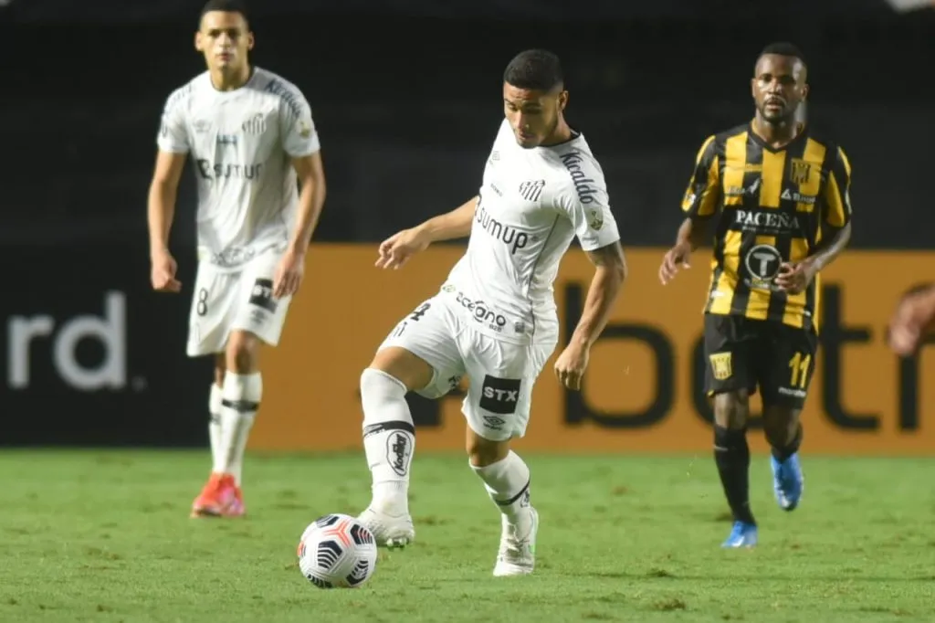 Foto: Ivan Storti/Santos FC – Kevin Malthus durante jogo do Alvinegro Praiano pela Libertadores de 2021.