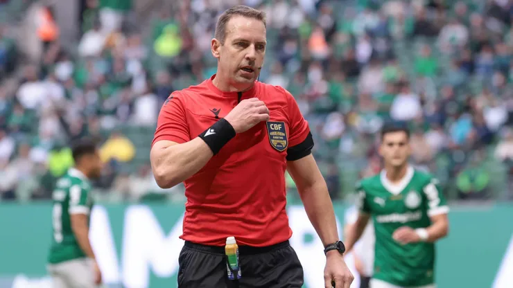 Arbitro Lucas Paulo Torezin durante partida entre Palmeiras e Ceara no estadio Arena Allianz Parque pelo campeonato Brasileiro A 2025. Foto: Marcello Zambrana/AGIF