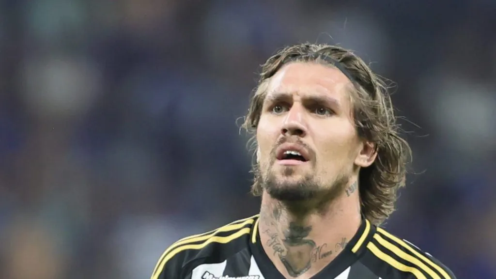 Foto: Gilson Lobo/AGIF – Zagueiro do Atlético foi muito criticado em derrota para o Cruzeiro.