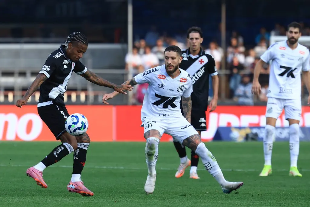 Zé Rafael em ação pelo Santos. Foto: Marcello Zambrana/AGIF