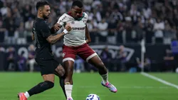 SP - SAO PAULO - 16/04/2025 - BRASILEIRO A 2025, CORINTHIANS X FLUMINENSE - Raniele jogador do Corinthians disputa lance com Arias jogador do Fluminense durante partida no estadio Arena Corinthians pelo campeonato Brasileiro A 2025. Foto: Fabio Giannelli/AGIF