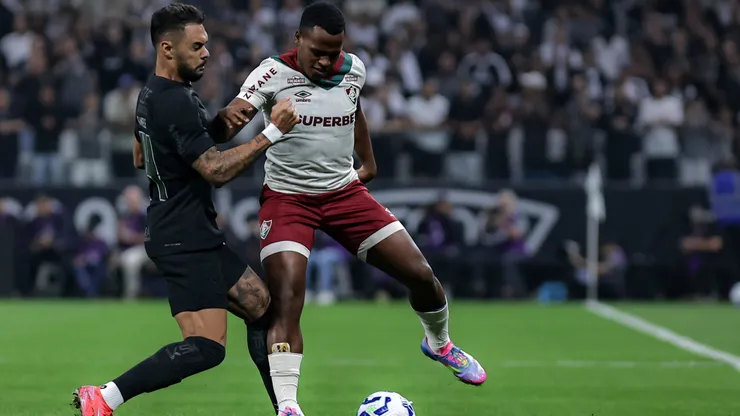 SP - SAO PAULO - 16/04/2025 - BRASILEIRO A 2025, CORINTHIANS X FLUMINENSE - Raniele jogador do Corinthians disputa lance com Arias jogador do Fluminense durante partida no estadio Arena Corinthians pelo campeonato Brasileiro A 2025. Foto: Fabio Giannelli/AGIF